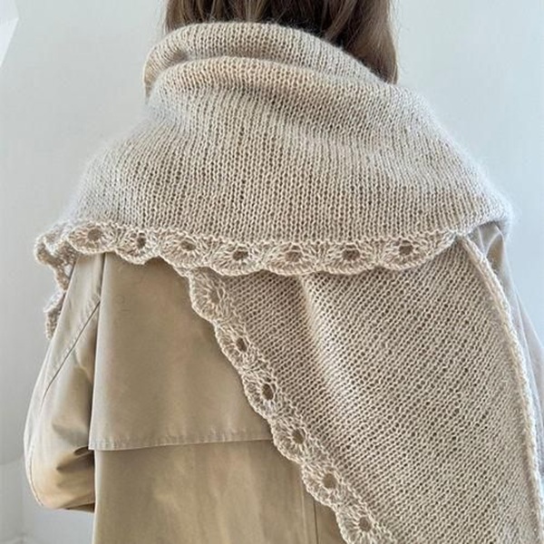Вяжи.ру / Le Knit - Треугольная шаль спицами с выразительными фестонами по краю Ellie Shawl