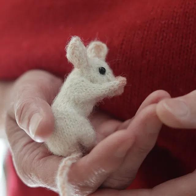 Клер Гарланд - Вязаный спицами белый мышонок White Mouse