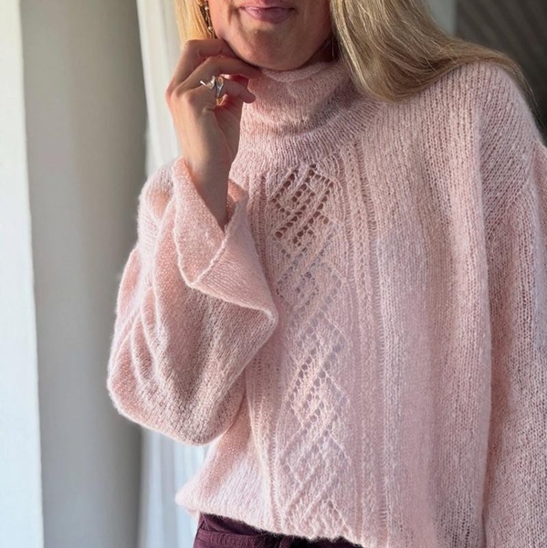 Вяжи.ру / Majken Siersbaek - Свитер с красивой драпировкой Facet Sweater High Neck, вязаный из воздушной пряжи спицами